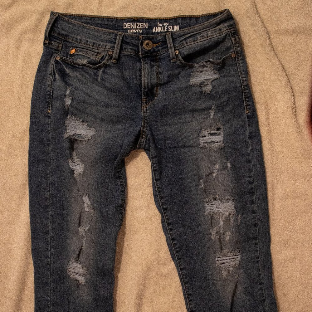 LEVI'S Ripped low-ish rise perfect fit jeans!!